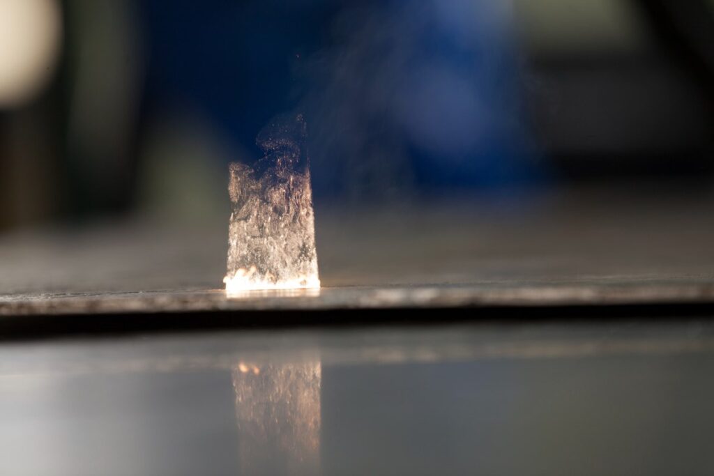 تمیزکاری لیزری سطوح زنگ زده دارای خوردگی رنگ خورده تهران ایران